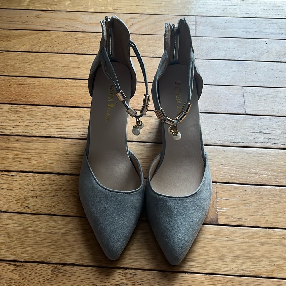 Women’s 7.5 Grey Heels with Gold accents